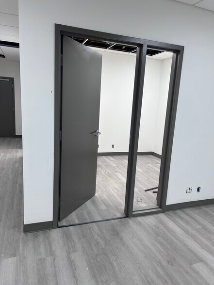 More Photos Of 4515 N 56th St, Lincoln Light Distribution For Lease