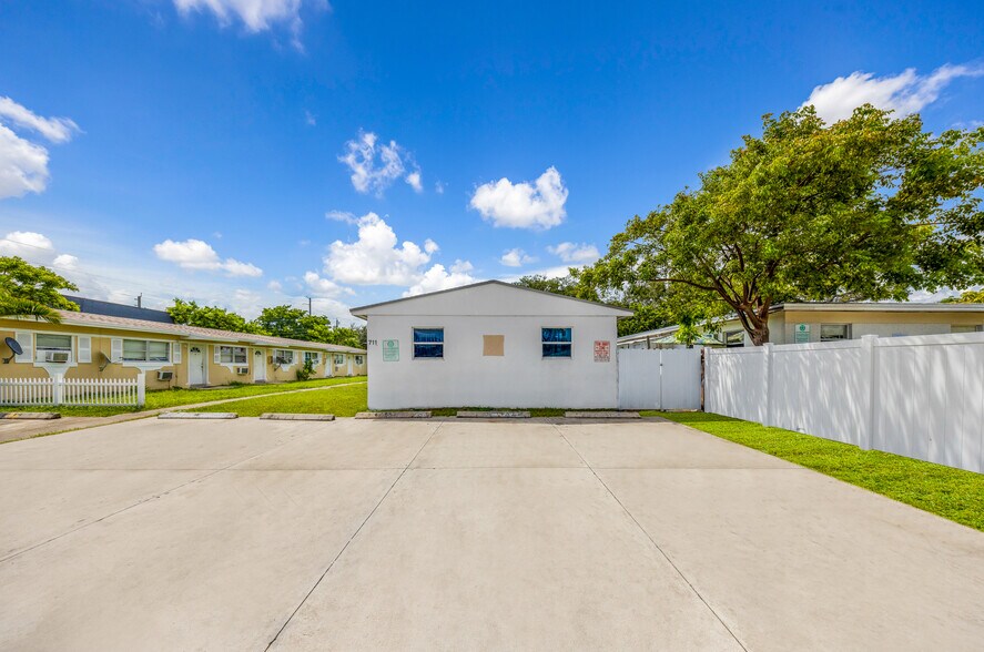 More Photos Of 711 SW 10th St, Dania Beach Apartments For Sale