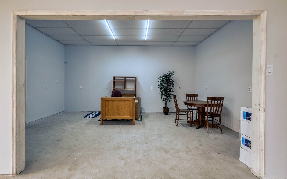 More Photos Of 1118 Smith St, Waller Showroom For Sale
