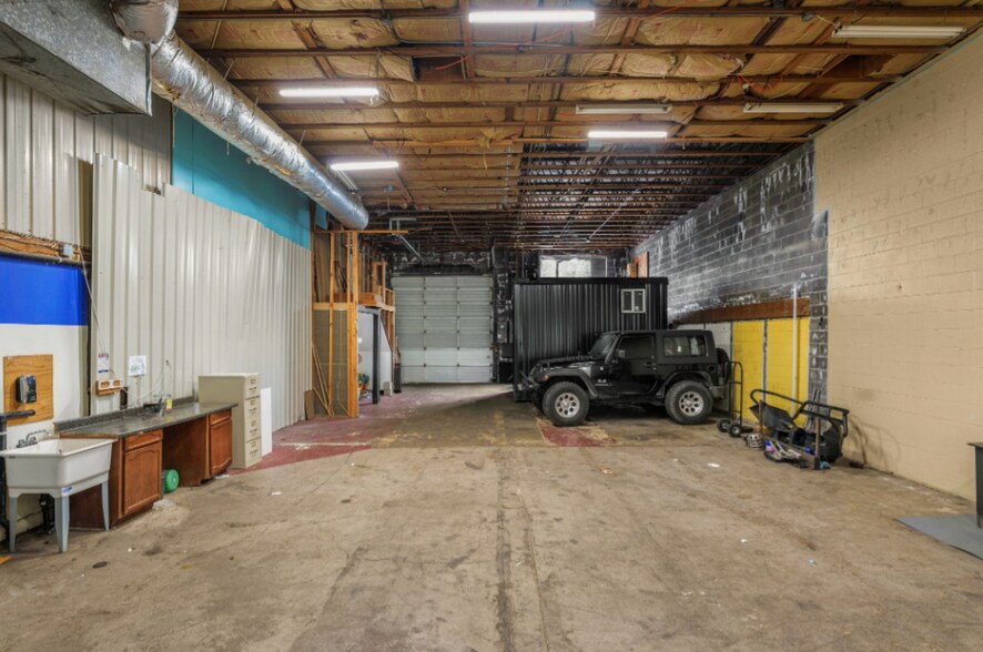 More Photos Of 6767 SW Macadam Ave, Portland Service For Lease