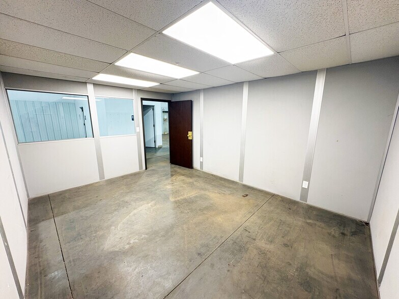 More Photos Of 2325 South Fretz Avenue, Edmond Warehouse For Lease