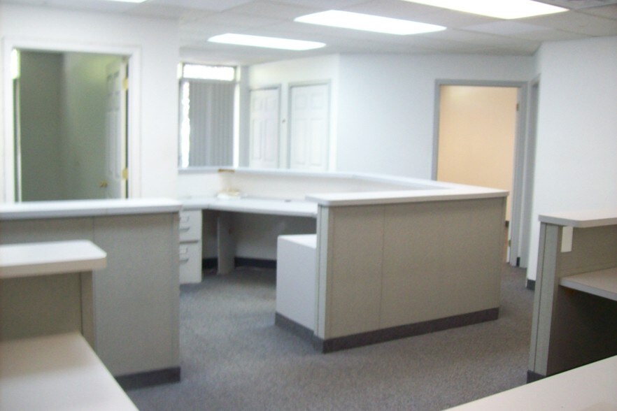 More Photos Of 23030 Mooney St, Farmington Medical For Lease