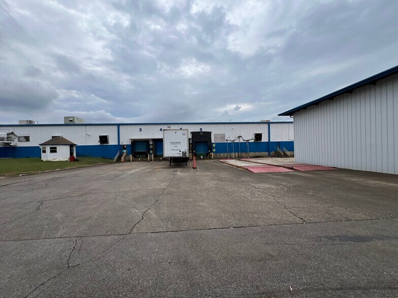 More Photos Of 1641 Thompson Rd, Hartselle Manufacturing For Lease