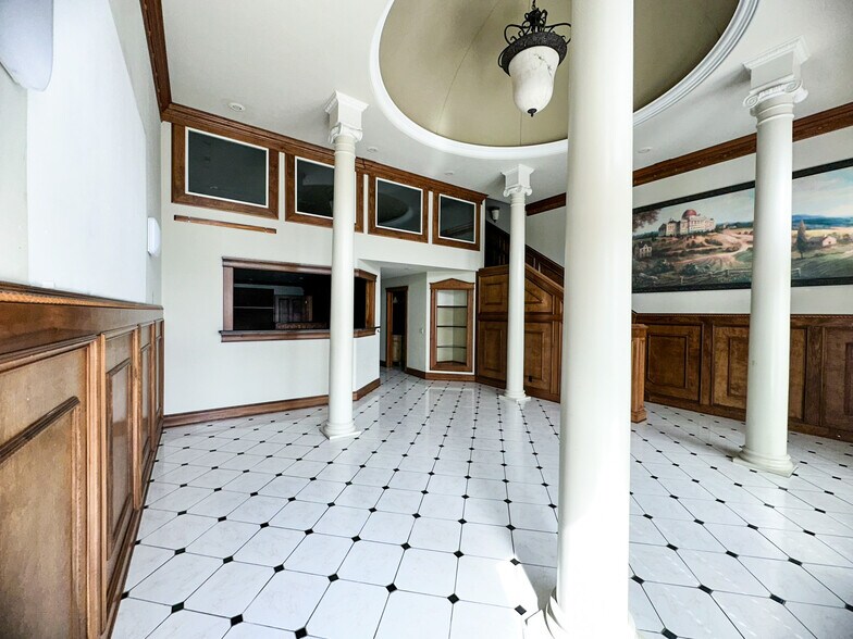 More Photos Of 220 E Main St, Gentry Storefront Retail Office For Lease