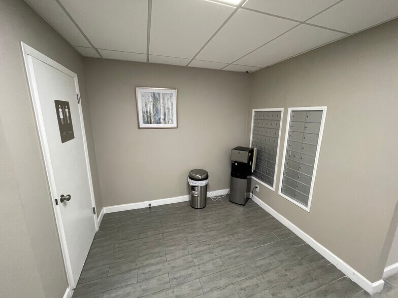 More Photos Of 501 Golden Isles Dr, Hallandale Beach Office For Lease