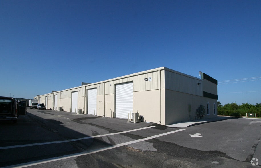 More Photos Of 2035-2047 Global Ct, Sarasota Warehouse For Lease