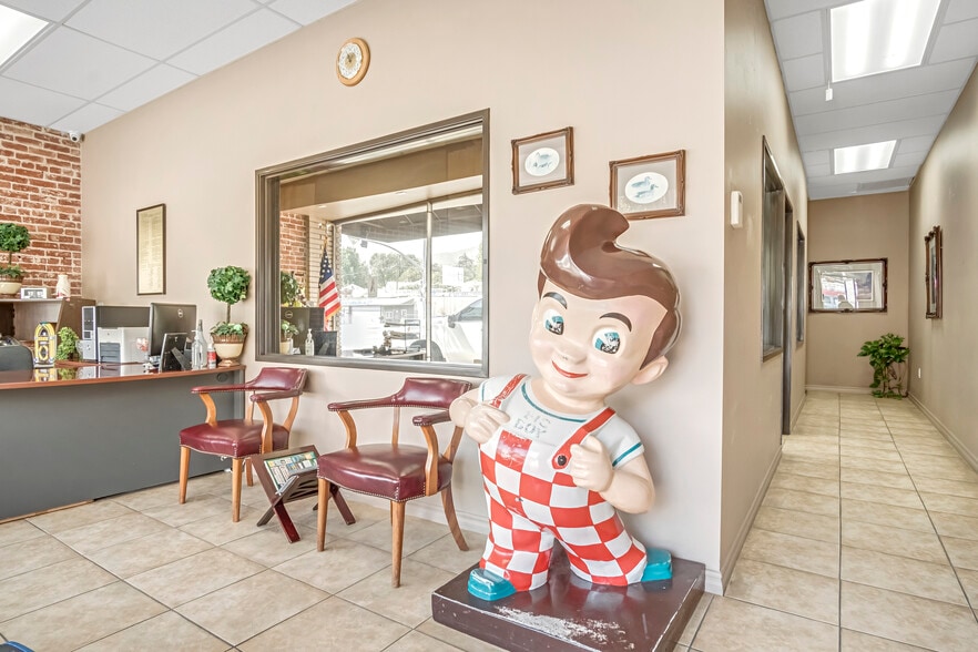 More Photos Of 2912-2916 Foothill Blvd, Ln, La Crescenta Storefront For Sale