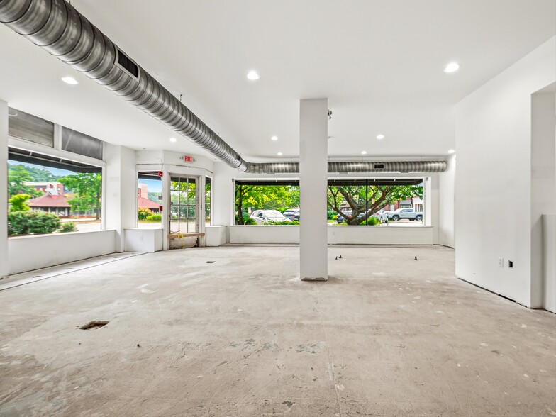 More Photos Of 5 Biltmore Plz, Asheville Storefront For Lease