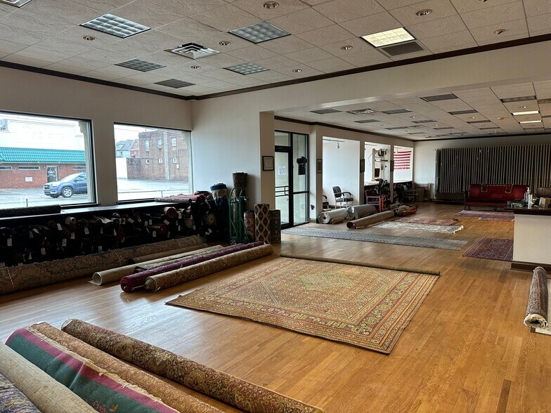 More Photos Of 1236 E Washington St, New Castle Showroom For Sale
