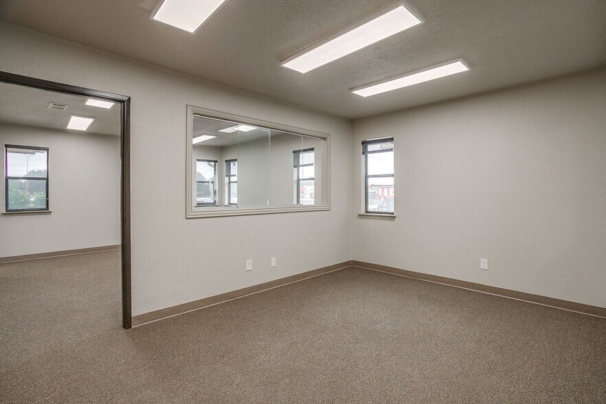 More Photos Of 2030 S Las Vegas Trl, White Settlement Office For Sale