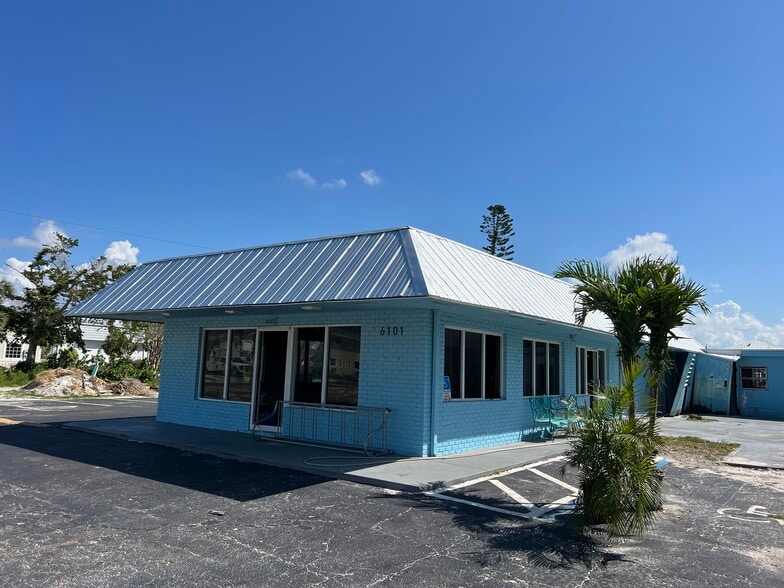 More Photos Of 6101 Estero Blvd, Fort Myers Restaurant For Sale