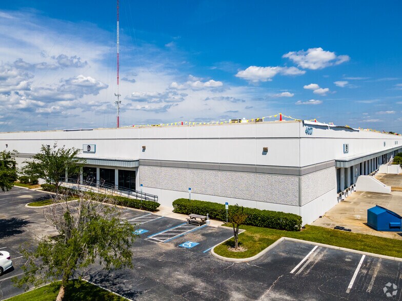 More Photos Of 4023 Tampa Rd, Oldsmar Unknown For Lease