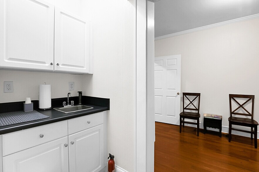 More Photos Of 228 E Poplar St, Griffin Office For Lease