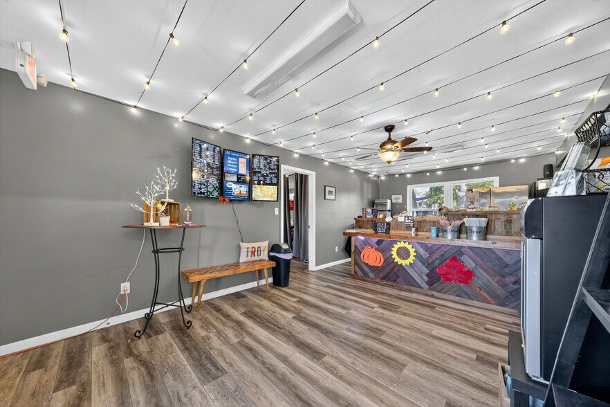 More Photos Of 302 S Lincoln Dr, Troy Office For Sale