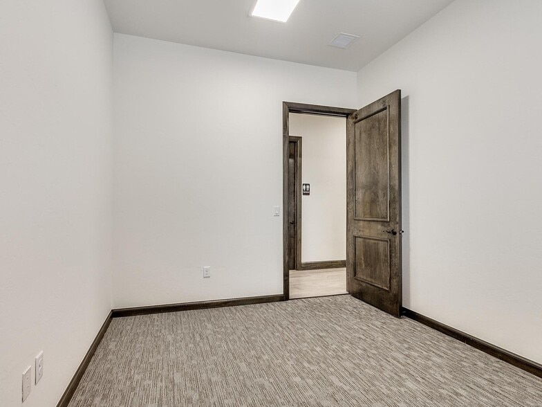 More Photos Of 17933 N Pennsylvania Ave, Edmond Office For Sale