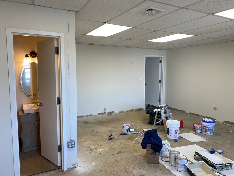 More Photos Of 181 E Industry Ct, Deer Park Warehouse For Lease