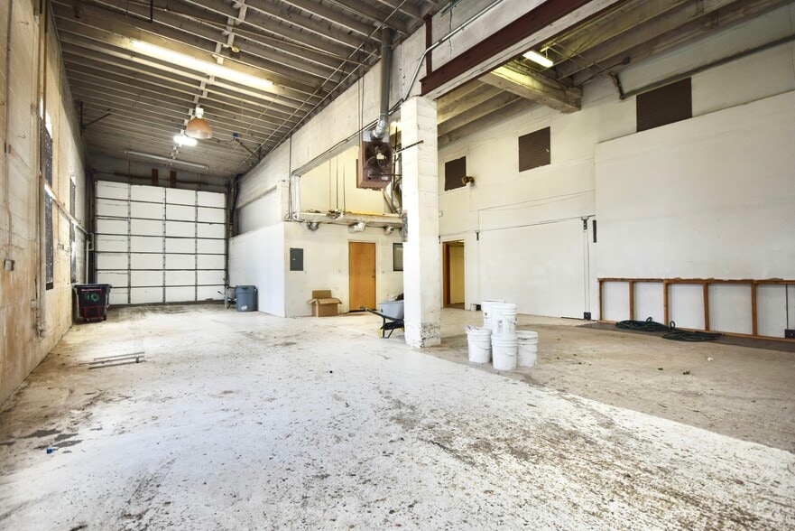 More Photos Of 55 SE Main St, Portland Warehouse For Lease
