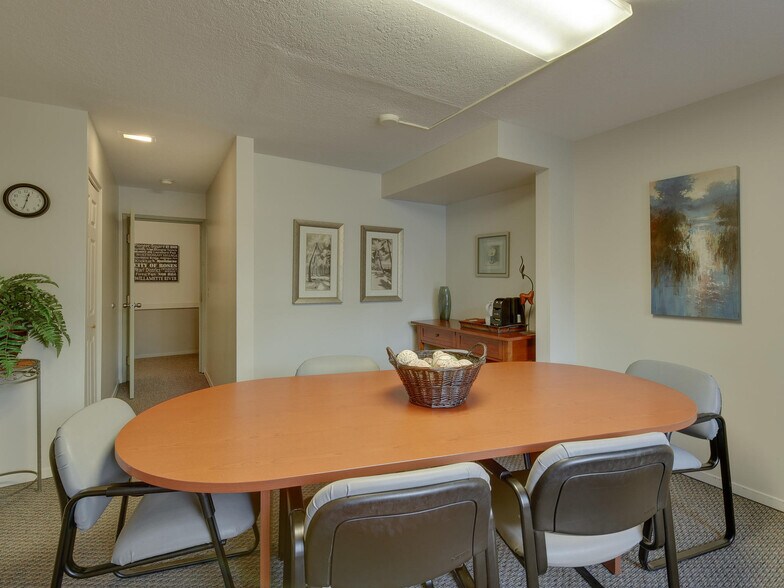 More Photos Of 3939 NE Hancock St, Portland Office For Sale