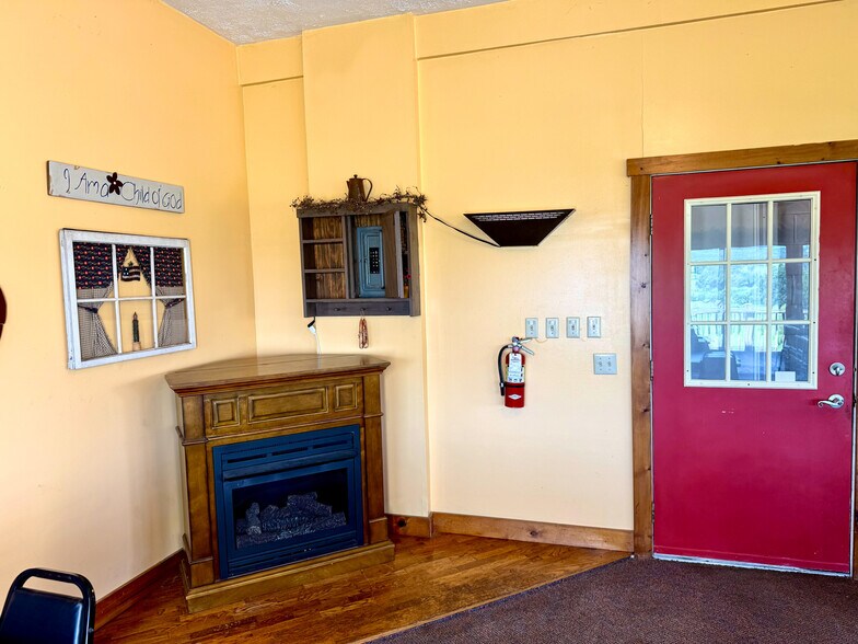 More Photos Of 19510 Leatherwood Rd, Salesville Freestanding For Sale