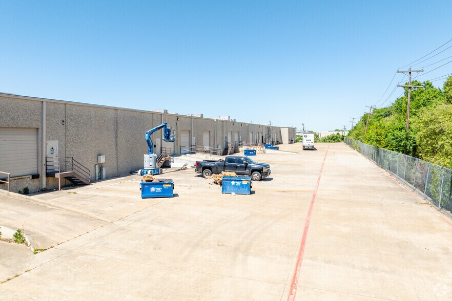 More Photos Of 1517 W Carrier Pky, Grand Prairie Research And Development For Lease