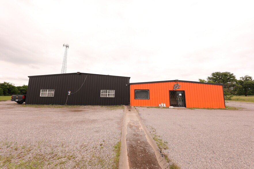 More Photos Of 700 N Main St, Lexington Warehouse For Lease