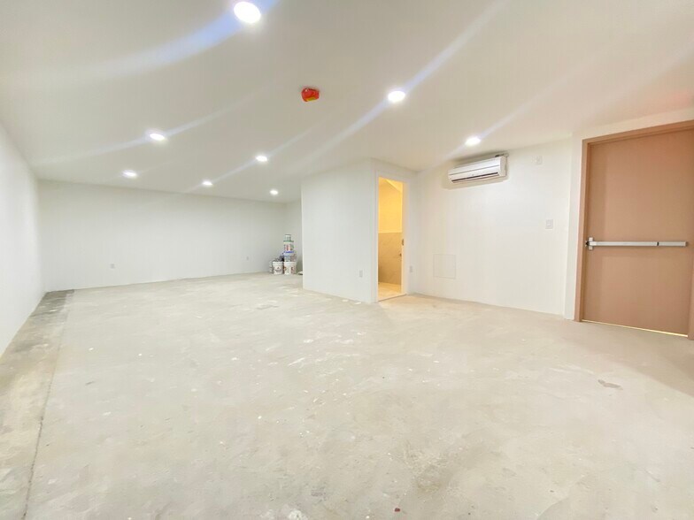 More Photos Of 92 Norman Ave, Brooklyn Storefront Retail Office For Lease