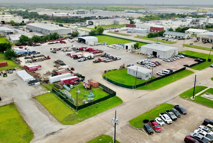 More Photos Of 620 Howard Dr, Deer Park Warehouse For Lease