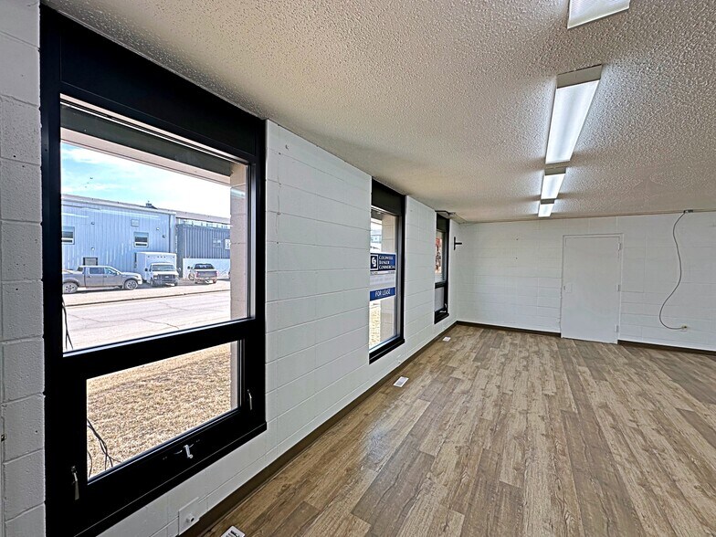 More Photos Of 8127 Fraser Av, Fort McMurray Service For Lease