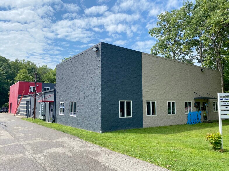 Primary Photo Of 576 Industrial Pky, Chagrin Falls Storefront Retail Office For Lease