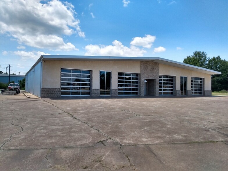 Primary Photo Of 209 Commerce St, Tupelo Medical For Lease