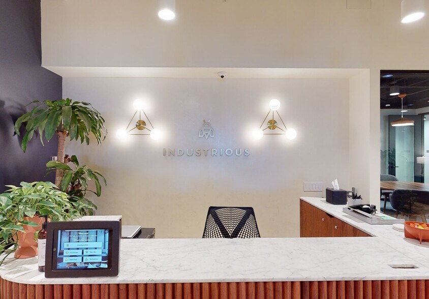 More Photos Of 233 S Wacker Dr, Chicago Coworking Space