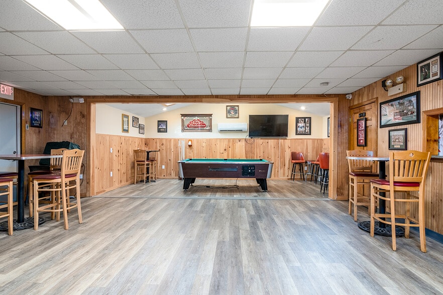 More Photos Of 104 Canal St, Blackstone Bar For Sale