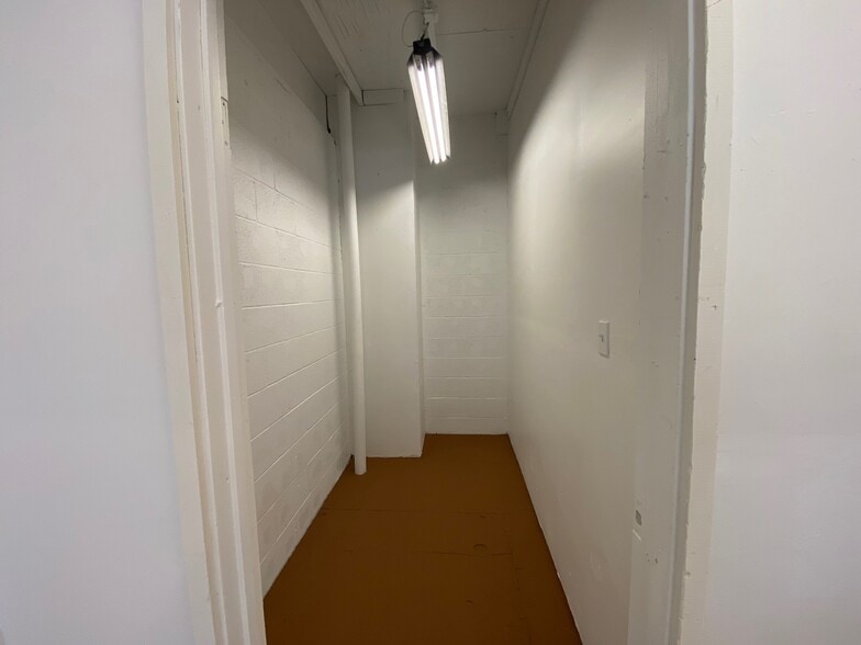 More Photos Of 804 Kopke St, Honolulu Industrial For Lease