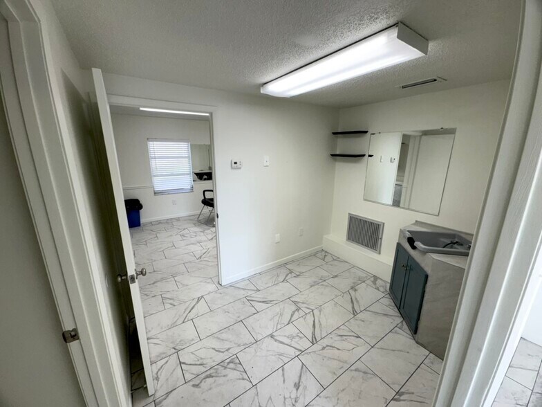 More Photos Of 1804 W Baker St, Plant City Office For Lease