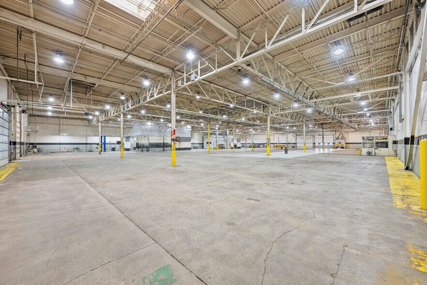 More Photos Of 2727 S Beech Daly Rd, Dearborn Heights Warehouse For Lease