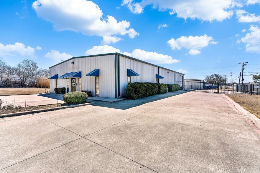 More Photos Of 4300 Garland Dr, Haltom City Warehouse For Lease