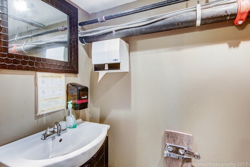 More Photos Of 300-302 Richmond St W, Toronto Storefront Retail Office For Lease