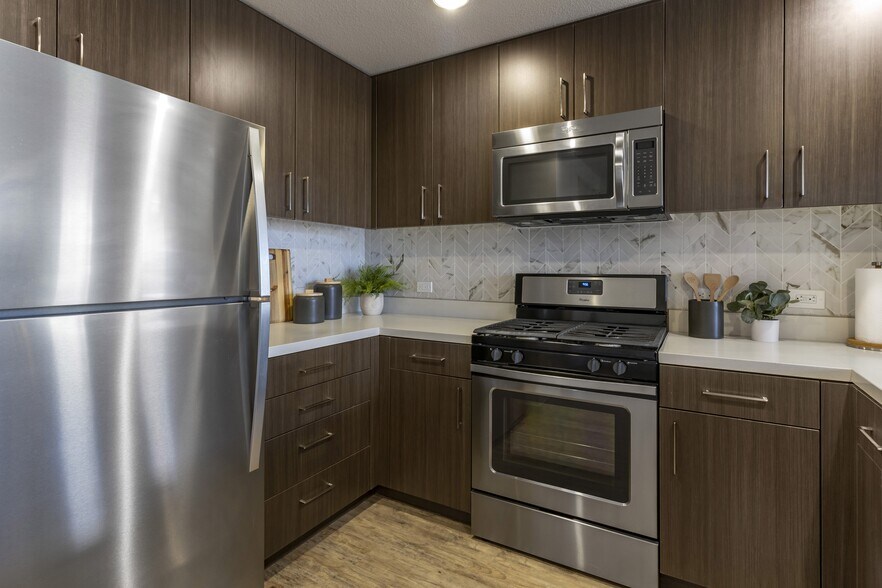 More Photos Of 1375-1411 Sycamore Ave, Hercules Unknown For Lease