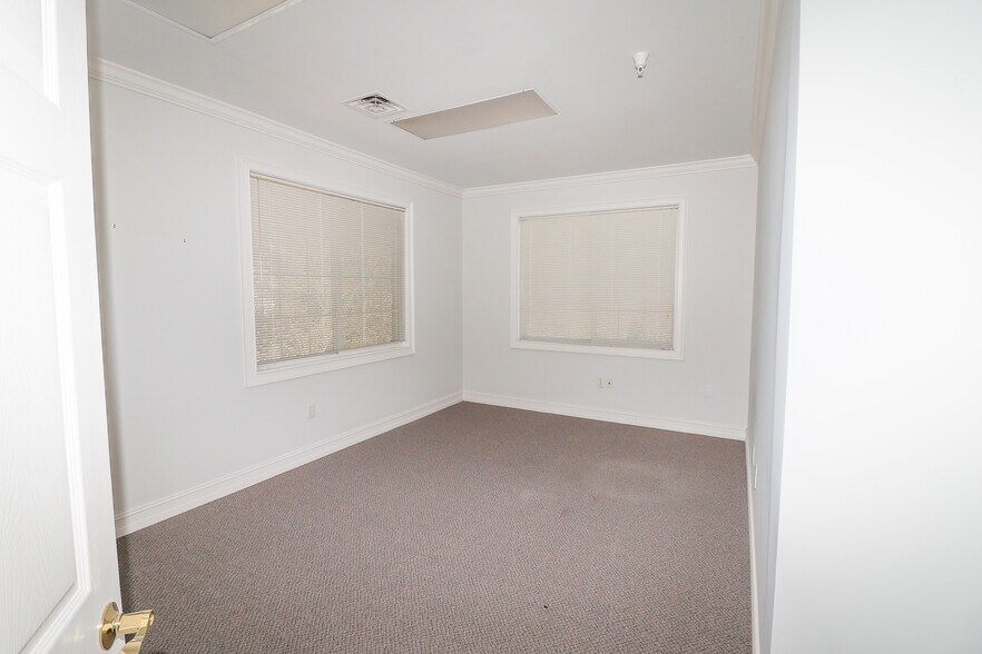 More Photos Of 3225 Shallowford Rd, Marietta Office For Lease