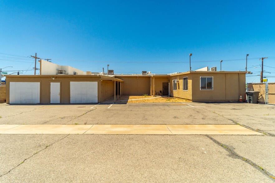 More Photos Of 8837 E Palmdale Blvd, Palmdale Research And Development For Sale
