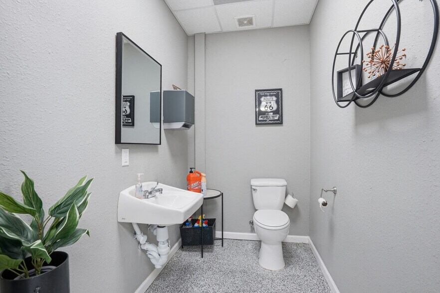 More Photos Of 2550 W US Highway 377, Granbury Flex For Sale