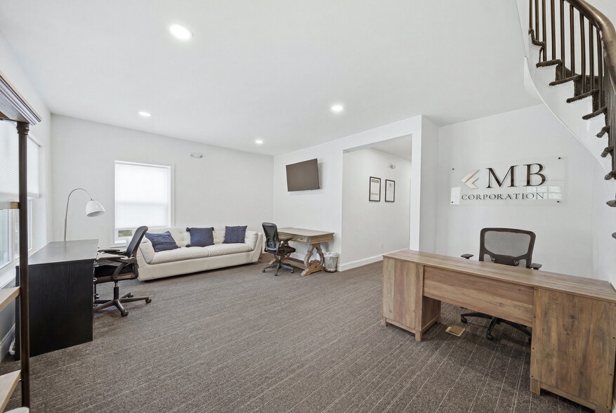 More Photos Of 367 Main St, Oxford Office For Sale