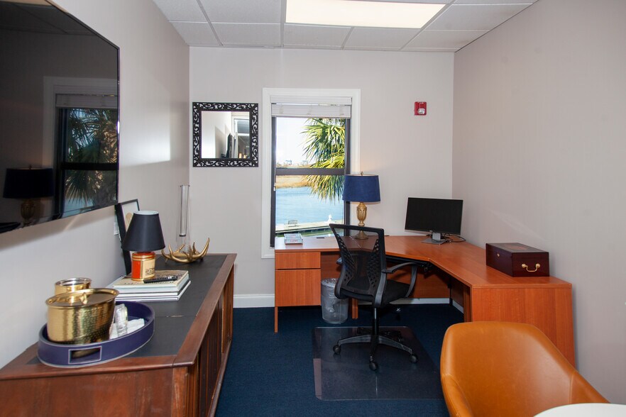 More Photos Of 670 Marina Dr, Charleston Office For Lease