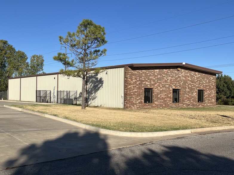 Primary Photo Of 8213 Glade Ave, Oklahoma City Warehouse For Lease