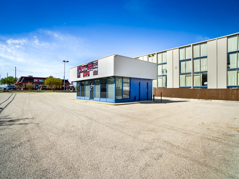 More Photos Of 908 N Collins St, Arlington Auto Dealership For Sale