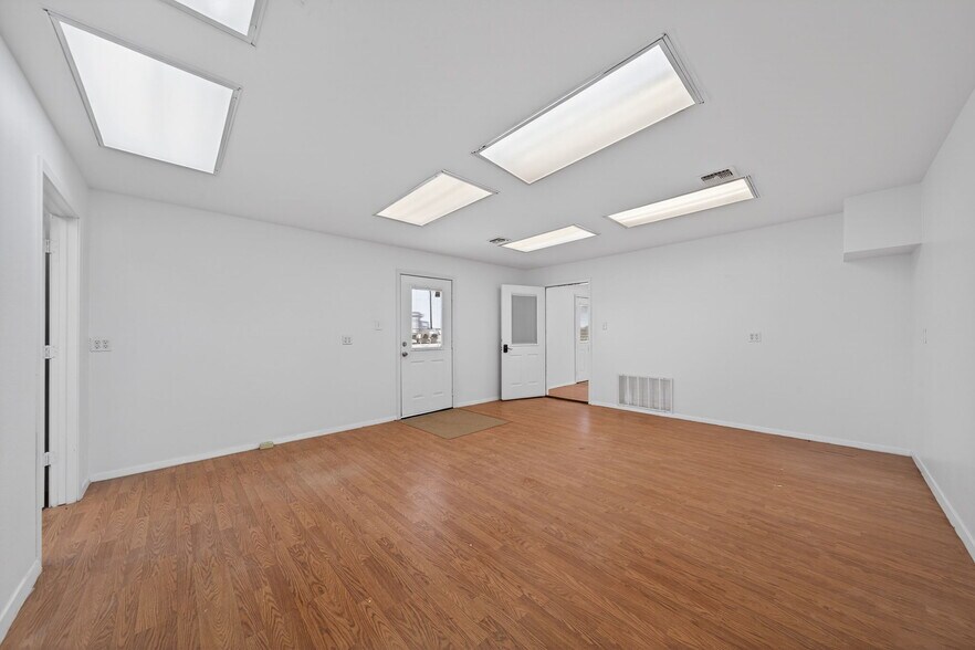 More Photos Of 3215 Zanderson Ave, Jourdanton Loft Creative Space For Lease