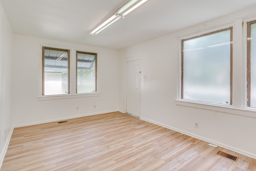 More Photos Of 1401 Spring Hill Ave, Mobile Medical For Sale