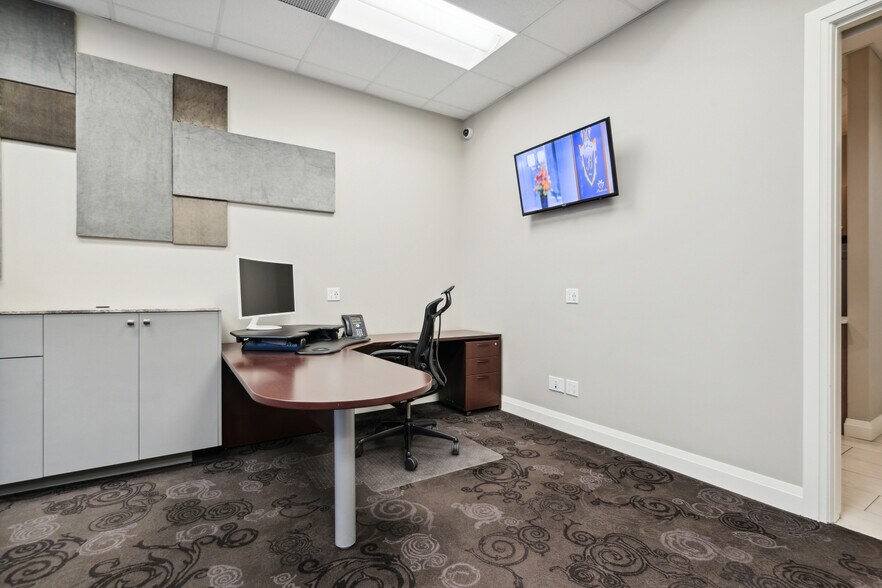 More Photos Of 934 6 Av SW, Calgary Storefront Retail Office For Lease