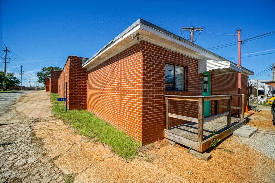 More Photos Of 94 E Adams St, Forsyth Warehouse For Lease