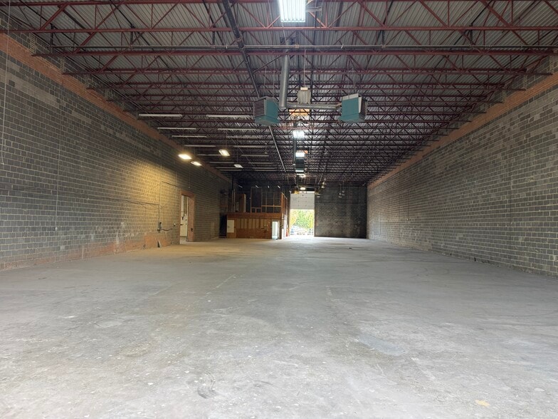 More Photos Of 9126-9166 Euclid Ave, Manassas Warehouse For Lease